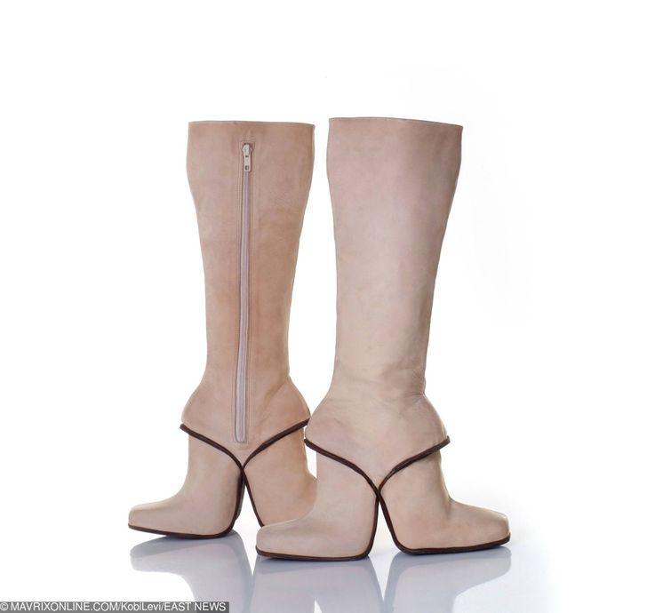 5 Bentuk Sepatu Nyleneh, Bingung Dah Gimana Cara Pakenya